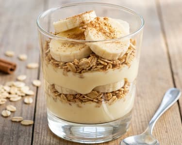 Cremiges Bananen-Parfait mit Vanille-Quark-Creme