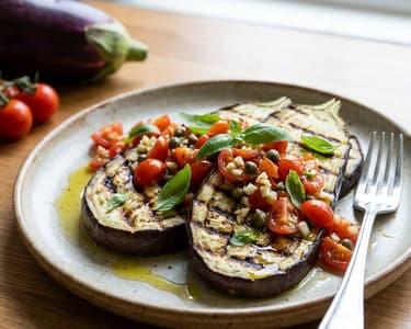 Gegrillte Aubergine mit Vinaigrette und Tomaten