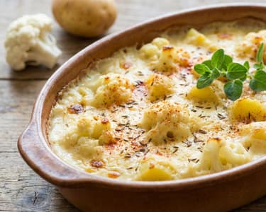 Überbackener Blumenkohl mit Käse und Kartoffeln