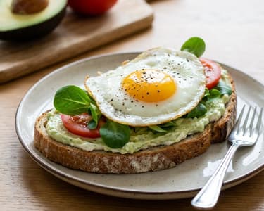 Avocado-Brot mit Spiegelei | Schnelles & gesundes Frühstück
