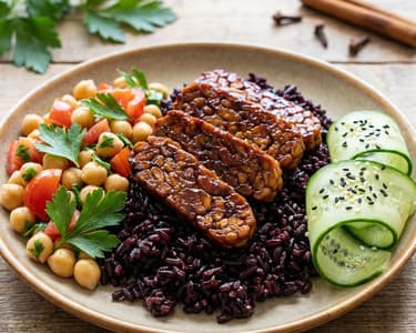 Karamellisierter Tempeh mit schwarzem Reis und Kichererbsen