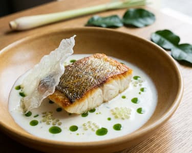Kabeljau mit Tom Kha Sauce und Limettenkaviar