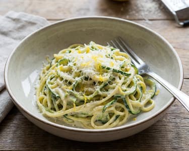 Zucchini-Spaghetti mit cremiger Sauce