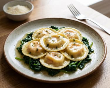 Hausgemachte gefüllte Pasta mit Lachs und Ricotta