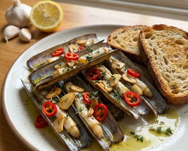 Gebackene Schwertmuscheln mit Knoblauch und Chili