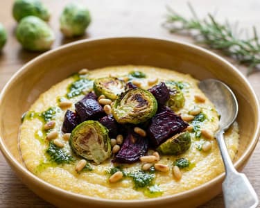 Cremige Polenta mit Rosenkohl und Rote Beete
