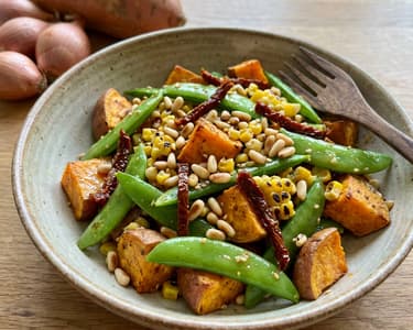 Gebackener Süßkartoffelsalat mit Sesam-Vinaigrette