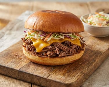 Saftiger Pulled Beef Burger mit Coleslaw