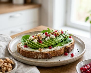 Sauerteigbrot mit Avocado, Feta und Rucola