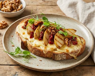 Toast mit Raclette, getrockneten Tomaten und gegrillter Birne