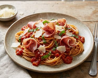 Vollkornspaghetti mit Tomatensauce und Serrano-Schinken
