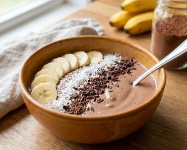 Schoko-Smoothie-Bowl mit Banane