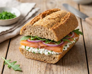 Vollkorn-Sandwich mit Räucherlachs & Hüttenkäse