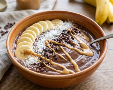 Cremige Kakao-Smoothie-Bowl mit Erdnussbutter
