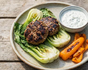 Gegrilltes Hackfleisch mit Joghurtsauce | Würzig & Leicht