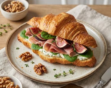 Croissant mit Schnittlauchcreme, Prosciutto und Feigen