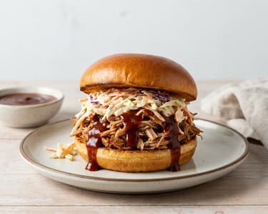 Pulled Pork Burger mit Coleslaw & BBQ-Sauce