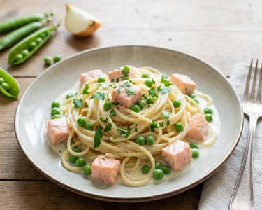 Cremige Pasta mit Lachs und Erbsen