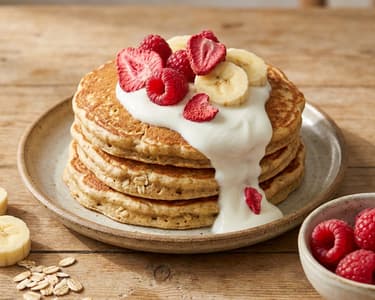 Freche Freunde: Fluffige Pancakes mit Joghurt, Obst & frechem Topping