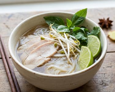 Pho mit Pute und Kräutern