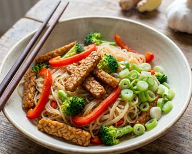 Gebratene Reisnudeln mit Tempeh und Gemüse