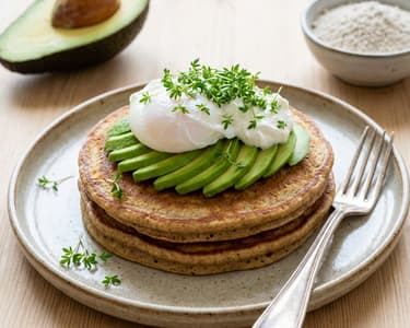 Fitness-Pancakes mit Avocado und pochierten Ei
