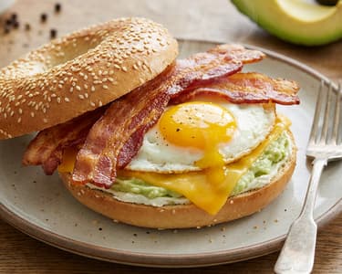 American Breakfast Bagel mit Ei und Bacon