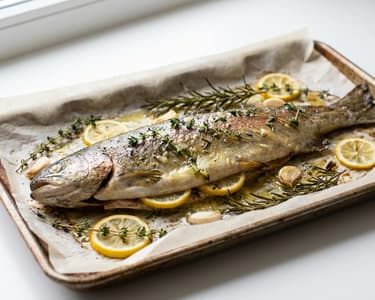 Im Ofen gebackene Forelle mit Butter und Kräutern