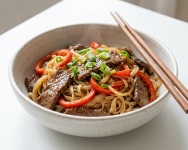 Rindfleisch-Pfanne mit Reisnudeln