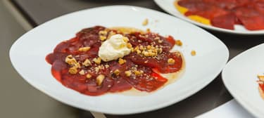 Rote Beete Carpaccio mit Walnusskernen und frischem Meerettich