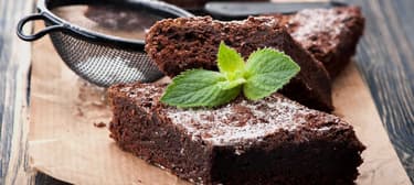 Vegane Brownies mit Nüssen und Datteln