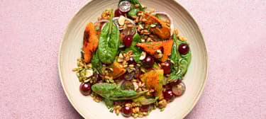 Dinkelsalat mit Kürbis, Weintrauben und Haselnüssen