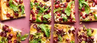 Knusprige Pizza mit Brie, Trauben und Thymian