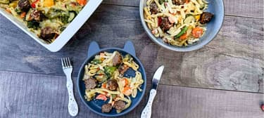 One-Blech-Spätzle mit Fleischbällchen