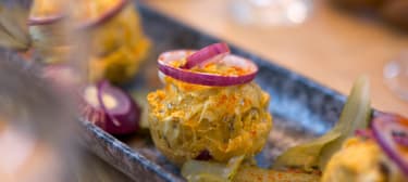 Veganer Obazda mit frischen Brezen 