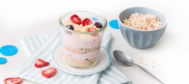 Freche Freunde: Fruchtige Frühstücks-Bowl mit Müsli & Crunch