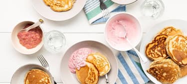 Freche Freunde: Fluffige Pancakes mit Joghurt, Obst & frechem Topping