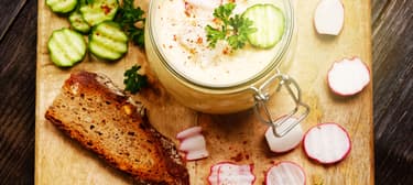 Obatzda auf geröstetem Brot