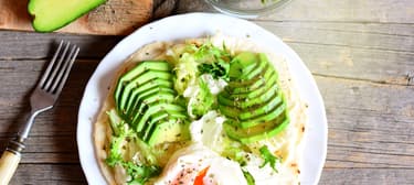 Fitness-Pancakes mit Avocado und pochierten Ei 