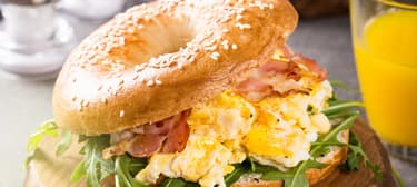 American Breakfast Bagel mit Ei und Bacon