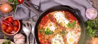 Tomaten-Paprika Pfanne mit Ei und Bacon 