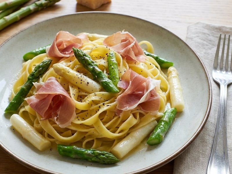 Tagliatelle mit Spargel und Parmaschinken