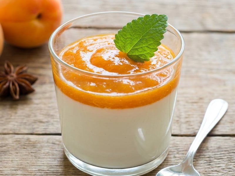 Vegane Panna Cotta mit flambierten Aprikosen