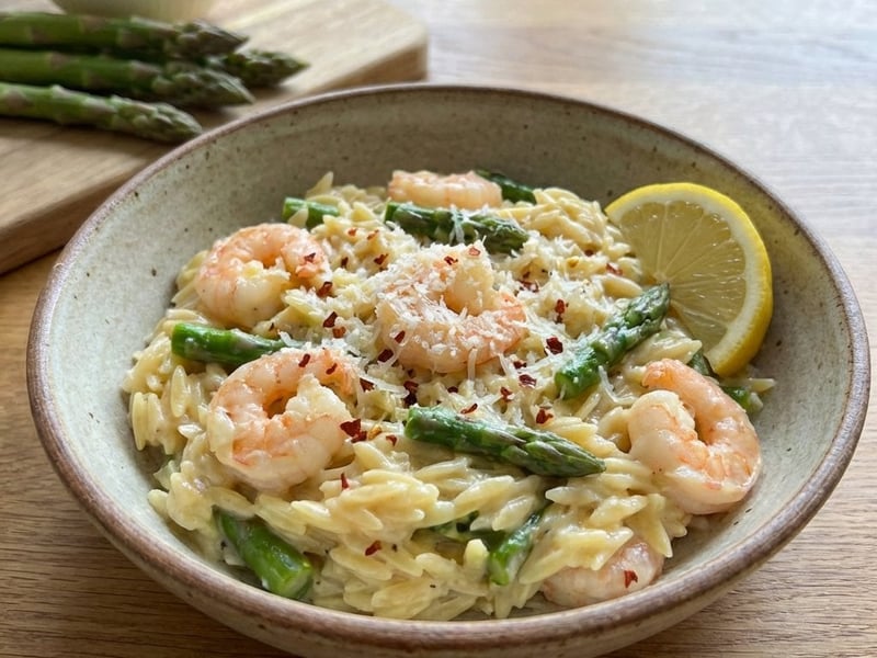 Cremiges Orzo mit Garnelen und Spargel