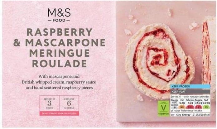 Marks & Spencer Schneeroulade gefüllt mit Himbeersoße